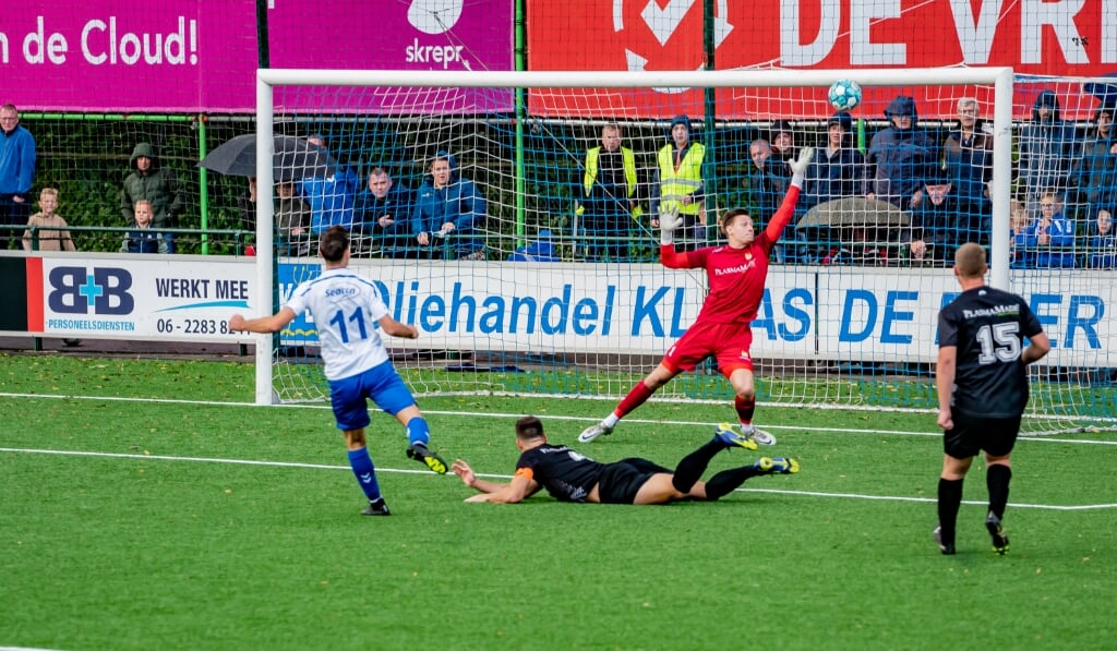 n Dit schot van Lucas Schraal gaat via de lat over het doel van Staphorst. (Foto: Meindert Koffeman)