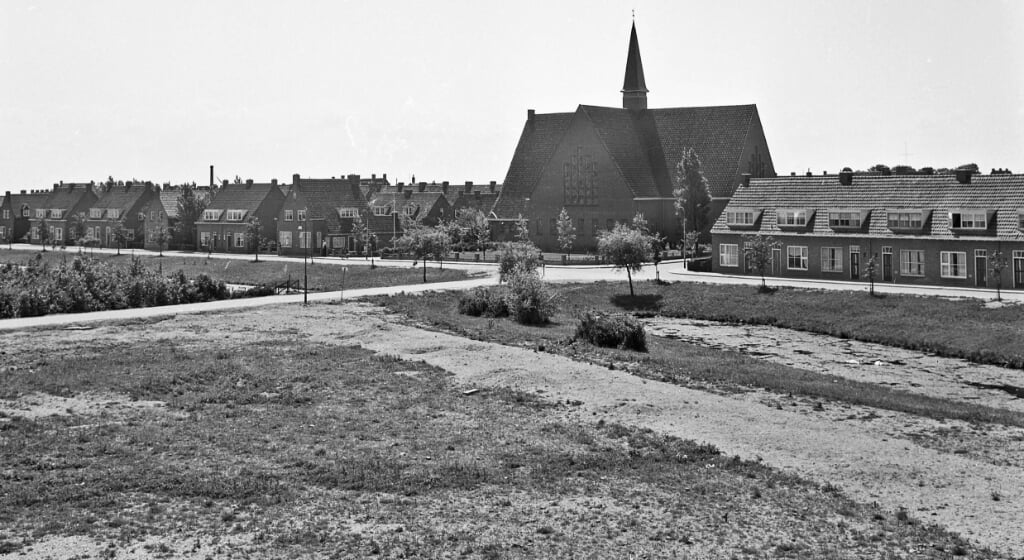 n Op de plek van foto 1 maakte Gerrit deze foto van Wijk 8 en de Petrakerk, die geopend werd op 16 juli 1955 en dus toen nog maar vijf jaar oud was.