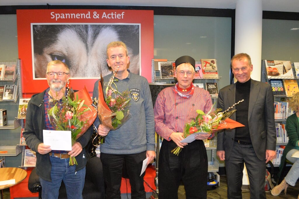 n Vlnr: Cees Weerstand behaalde plek drie, de tweede prijs was voor Kobus Post en Riekelt Kapitein eindigde als winnaar. Op de foto samen met jurylid Freek Brouwer.