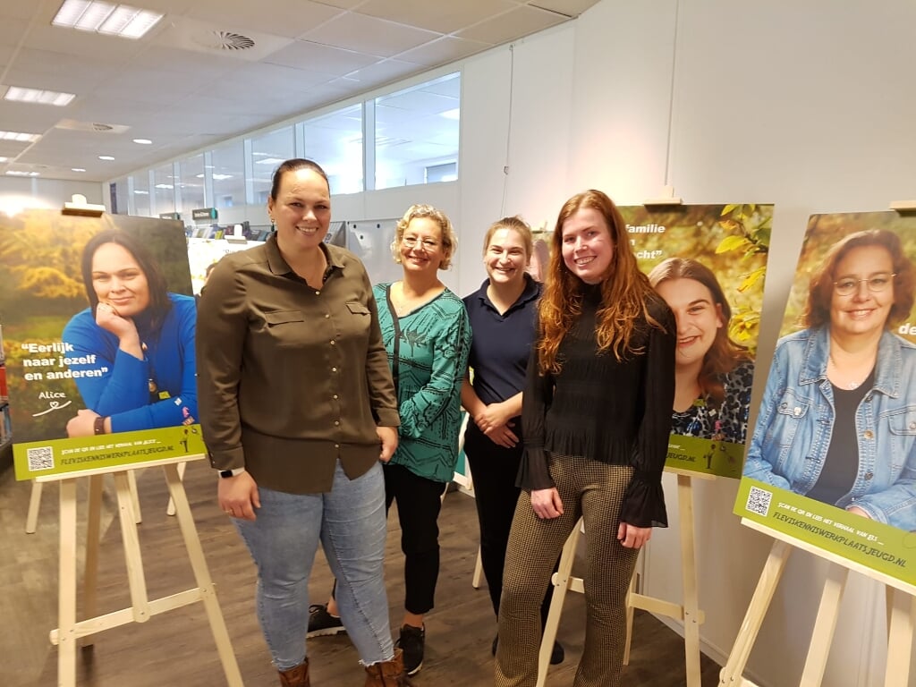  n De tentoonstelling Veerkrachtig Ouderschap is tot 5 december te zien in de bibliotheek. Op de foto (v.l.n.r.): Alice Bos, Els Brouwer, Lianne Brouwer en Annemijn Driesen-Visscher.