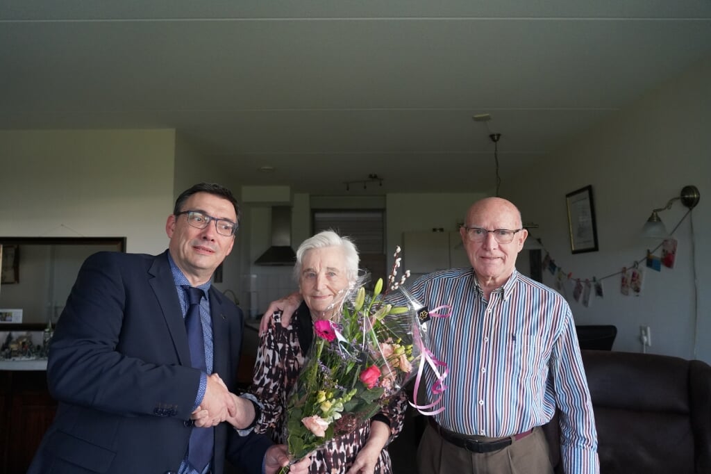 n Harry en Harmpje Kuyper-van Urk ontvangen de felicitaties en een bos bloemen van de wethouder.