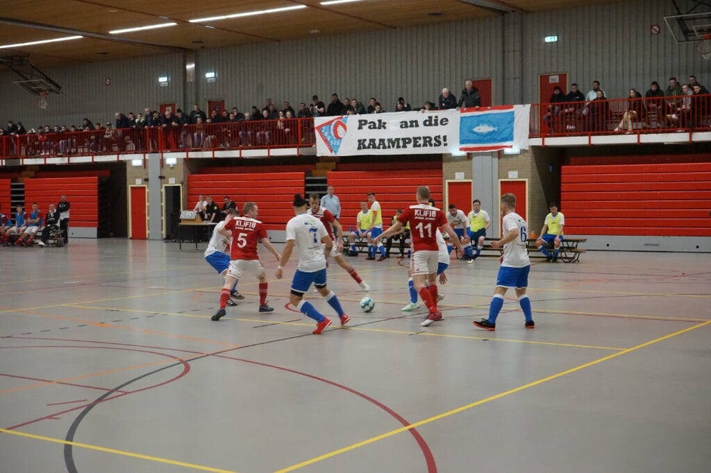 n De verdediging van Futsal Winsum moest alle zeilen bijzetten tegen de aanvallers van ZVV Urk.