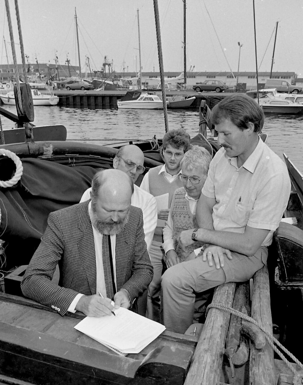 n In juni 1985 werd Kolf & Molijn de hoofdsponsor van Orca's. Op de foto zien we directeur Jean de Heus het contract tekenen, achter hem staat boekhouder Kok, die toch wel wat benauwd kijkt en verder Cor Roskam, Joop van Eck en Klaas Mars.