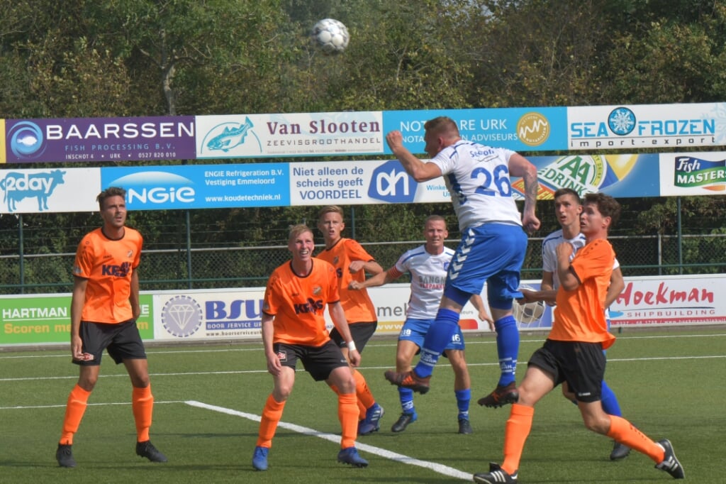 n William de Boer torent hoog boven de defensie van Volendam uit in de thuiswedstrijd in 2019.