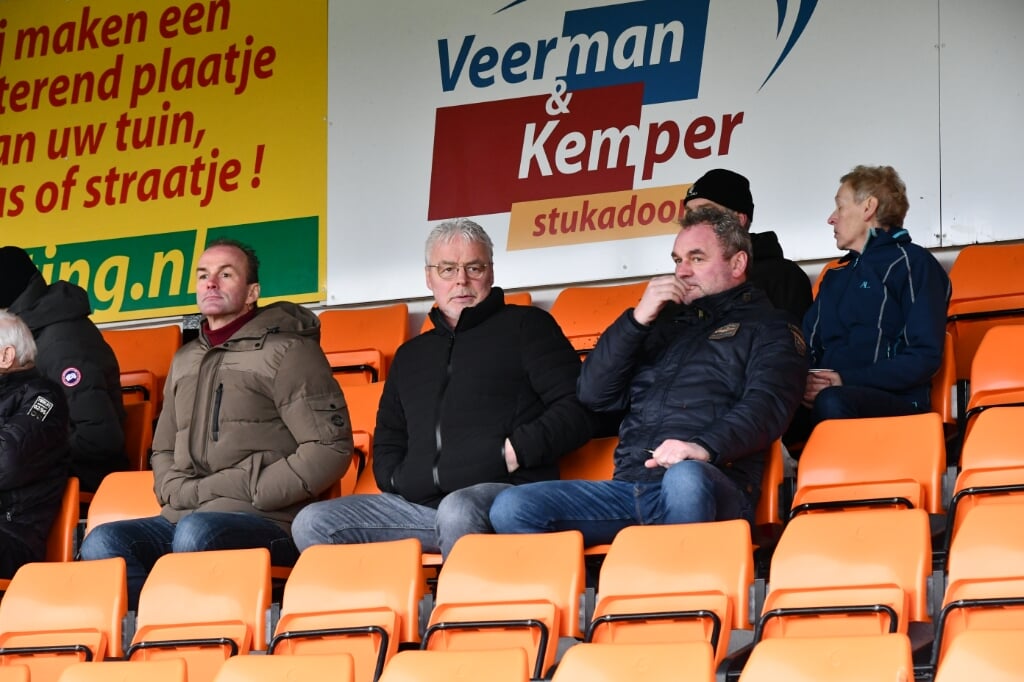n Klaas Nentjes, Lub Nentjes en Klaas Nentjes op de tribune in Volendam. 