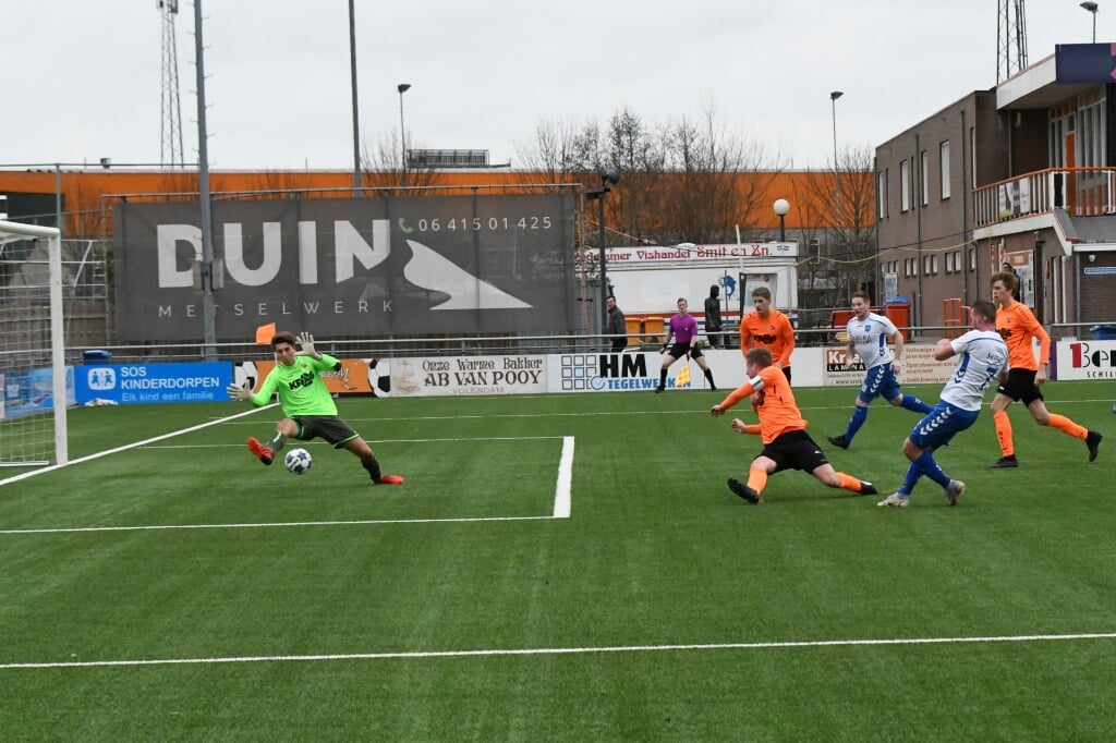 n Hessel Snoek schiet de bal achter de doelman van Volendam: 2-1.