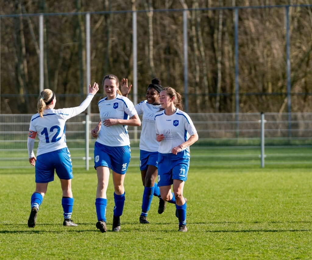 n Aanvoerder Tirsa Bolks-Koffeman (12) feliciteert nichtje Keysha Legito met haar mooie goal. Grietje Vlot (11) en Celia Wemmers (16) scoorden later in de wedstrijd ook.