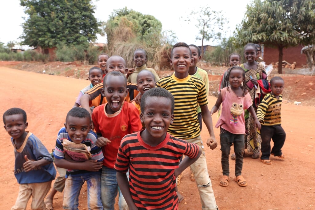 n Spelende sponsorkinderen in Ethiopië. 