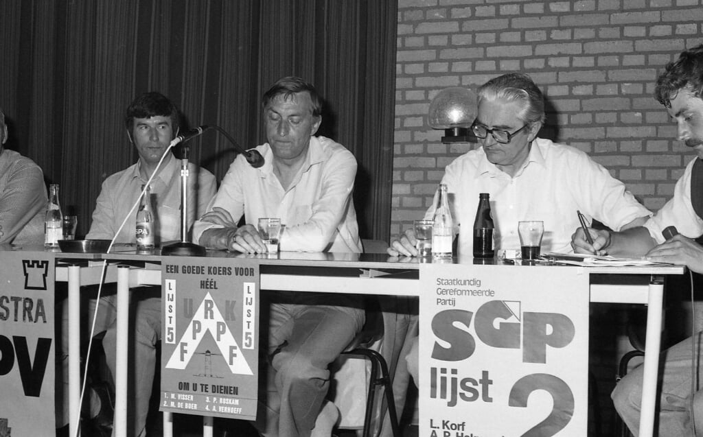 n Het college werd al bijna vastgesteld aan de discussietafel, met Albert Romkes (RPP), Willem Hoekstra (GPV), Meindert Visser (RPF) en Albert Brouwer namens Het Urkerland als gespreksleider.