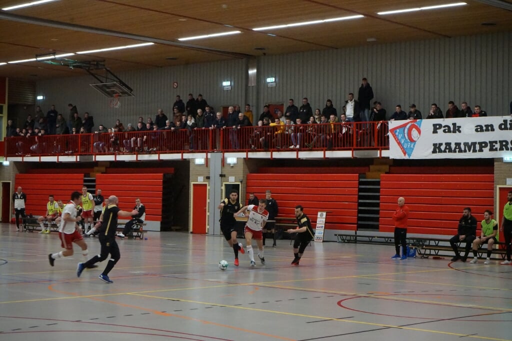 n De Urker zaalvoetballers kenden weinig moeite met LTC (Archieffoto).