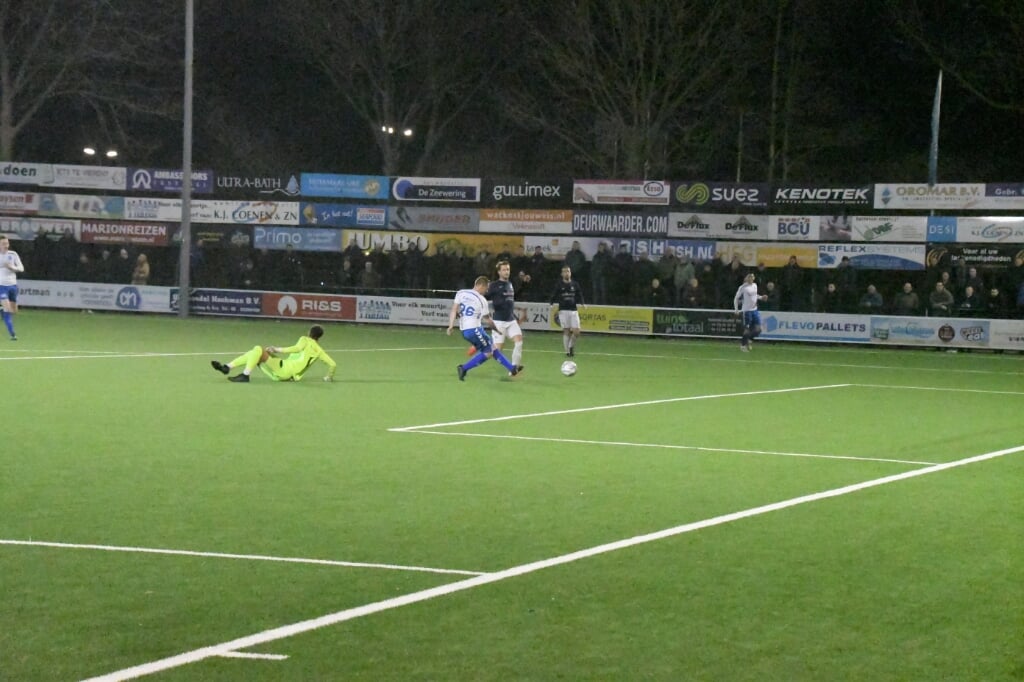 n William de Boer schiet de eindstand van 4-0 op het scorebord.