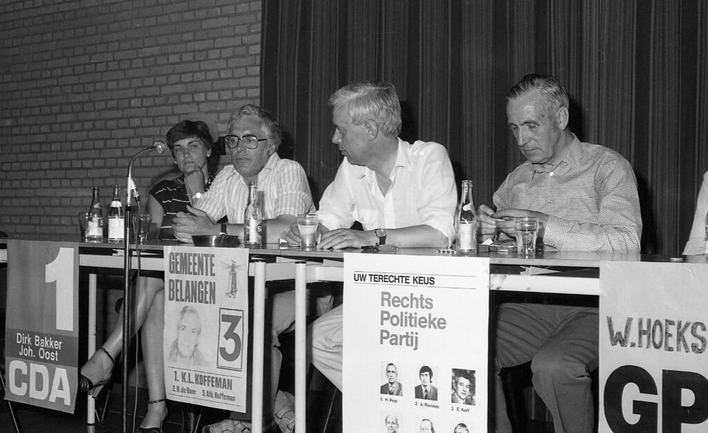 n Van links naar rechts: Stiene Kramer-Brouwer, Dirk Bakker (CDA), Klaas Koffeman (Gemeentebelangen) en Hendrik Post (RPP).