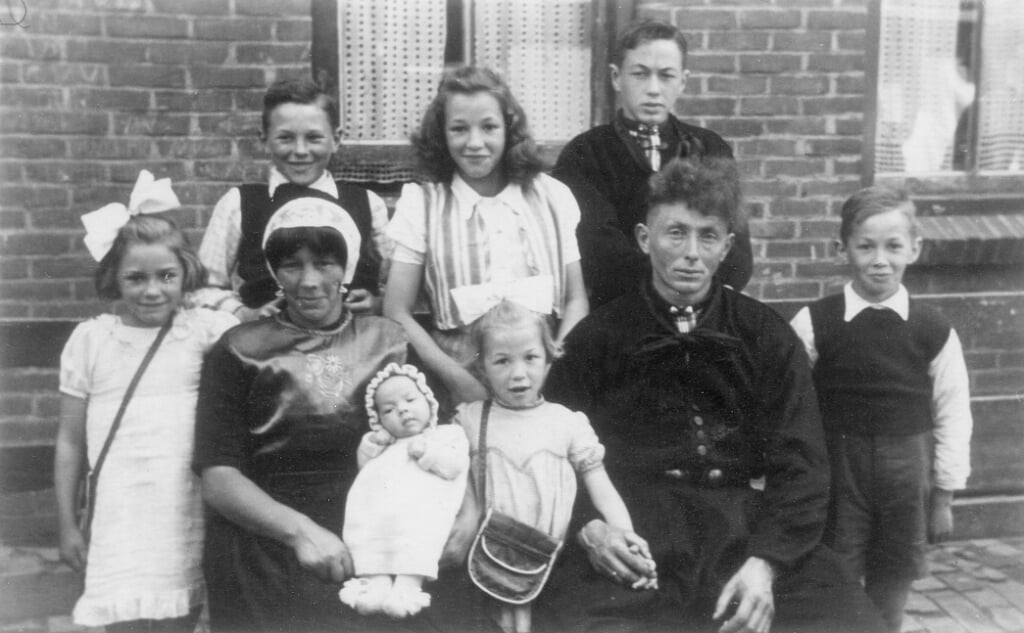 n Het gezin van Beth van Trui en Riekelt ‘Skutjen’: achter staand: Jaawk, Bape en Iede. Daarvoor Trui, moeder Beth, baby Hennie, Janny, vader Riekelt en Kees.