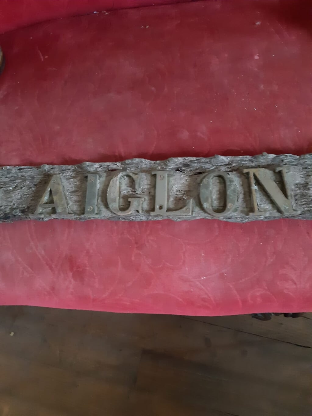 n De koperen letters 'Aiglon' op de boeg gevonden. 
