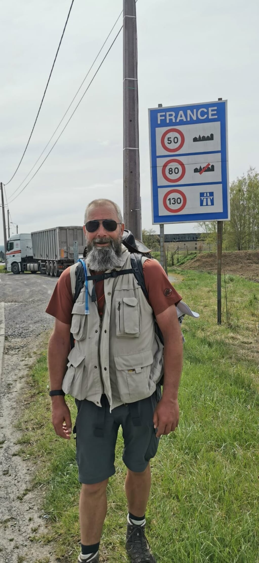 n Ruim twintig kilometer later passeert hij de Franse grens bij Givet.