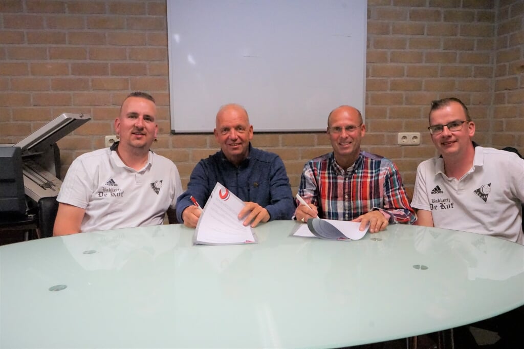 n Jacob Snoek, Herman Spel, Mark Sonneborn en Harm Snoek tijdens de ondertekening van de contracten.