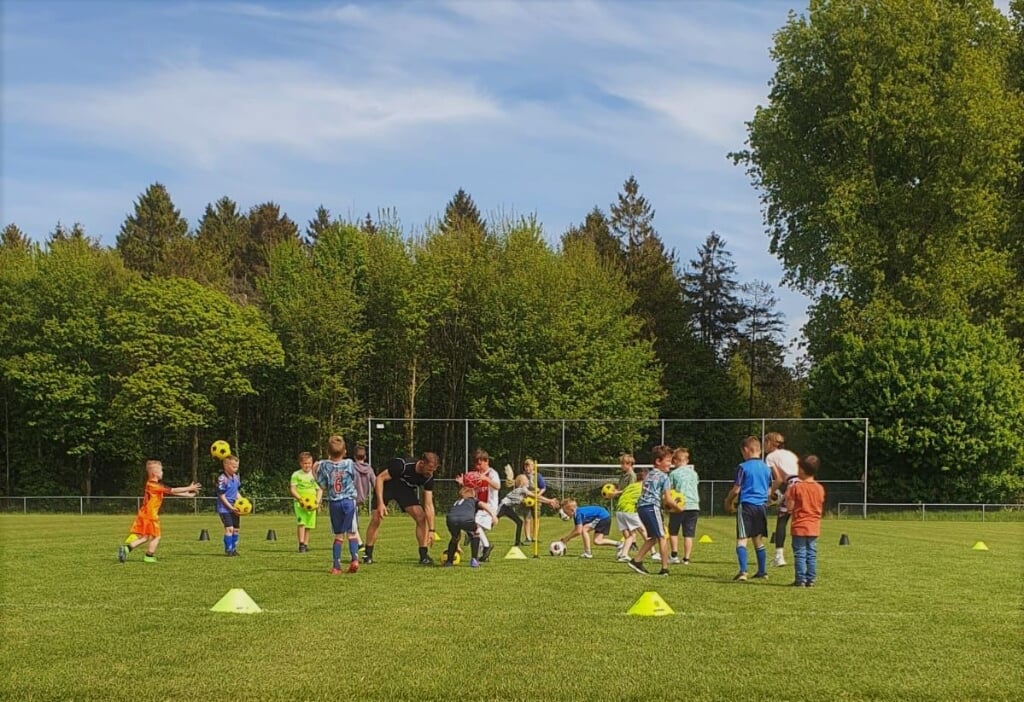 n Voetbalcircuittraining op Sportpark De Vormt.