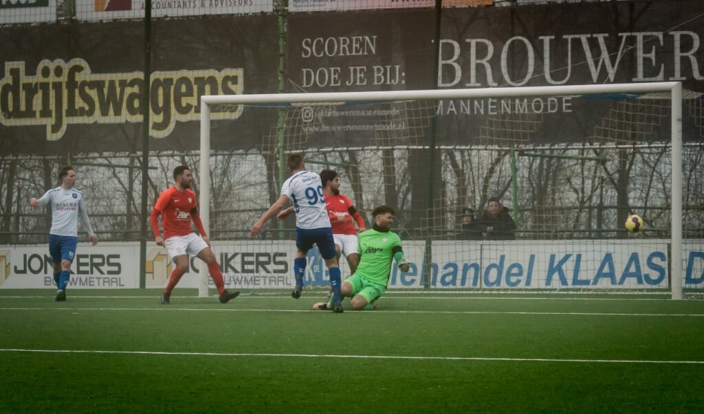 n Hessel Snoek schiet Urk op een 1-0 voorsprong. (Foto: Meindert Koffeman)