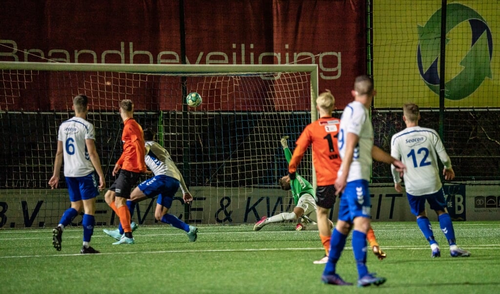 n Het moment waarop de wedstrijd in het voordeel van Katwijk wordt beslist. Een van richting veranderd schot betekent 0-2. (Foto: Meindert Koffeman) 