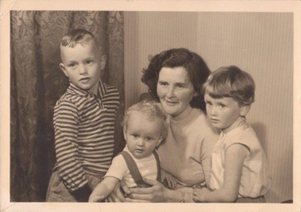 n Moeder Anna Loosman-van Veen met de kinderen Dirk, Albert en Dina.
