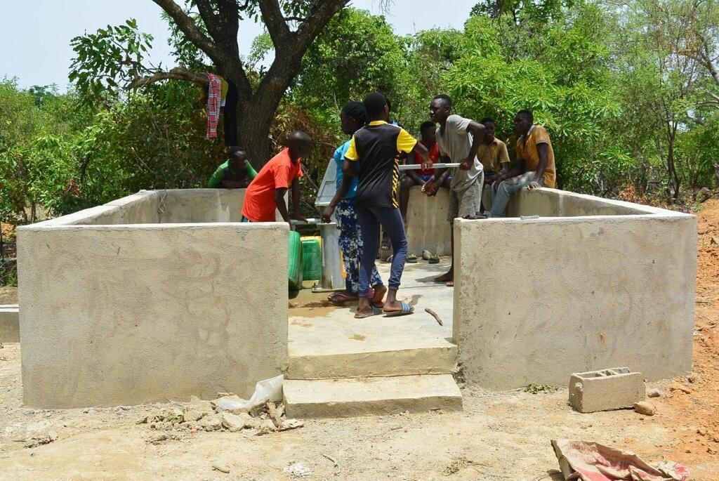 n De waterput die dankzij de actie van vorig jaar is gebouwd voor een weeshuis in Burkina Faso 