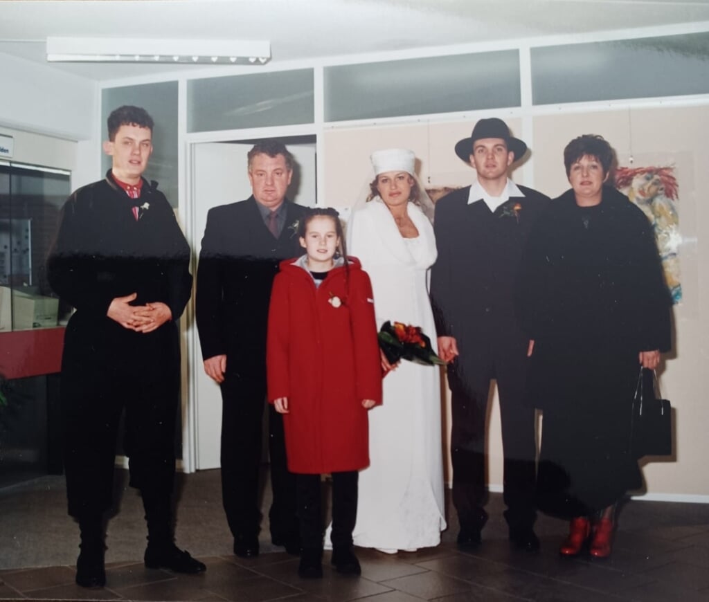 n Het gezin van Dirk en Grietje Loosman-Bakker op de trouwdag van zoon Jelle in 2000 met Petra van Urk, met daarbij Koert en Eva.