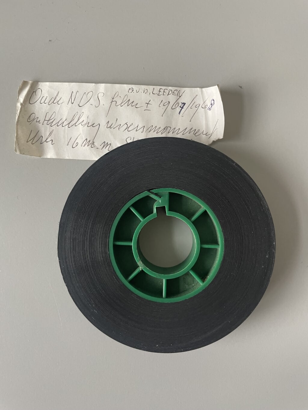 n Het 16mm-bandje, waarvan de beelden getoond zijn tijdens de lezing van Marjanne Romkes-Foppen. Een oude NOS-film, zo is op het briefje te lezen.