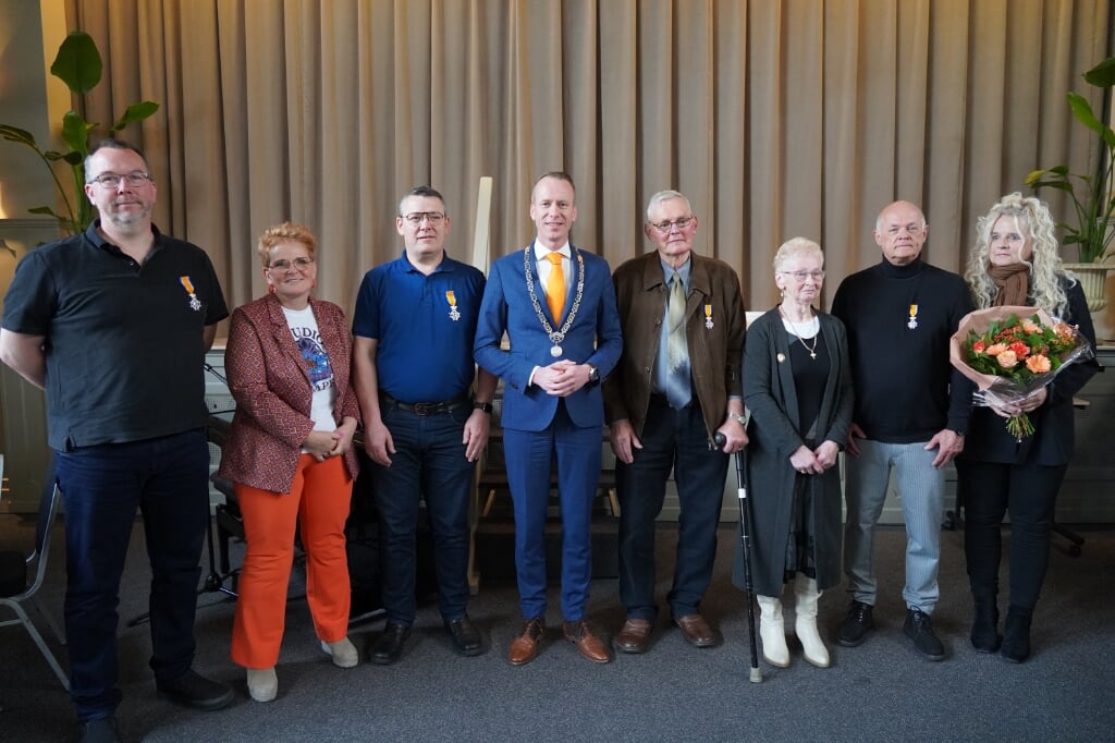 n V.l.n.r.: Klaas Barends. Linda en Gerrit Hakvoort-van der Bijl, burgemeester Cees van den Bos, Jaap en Marijke Nentjes-Kramer, Roel en Marjo van den Berg-Bakker.