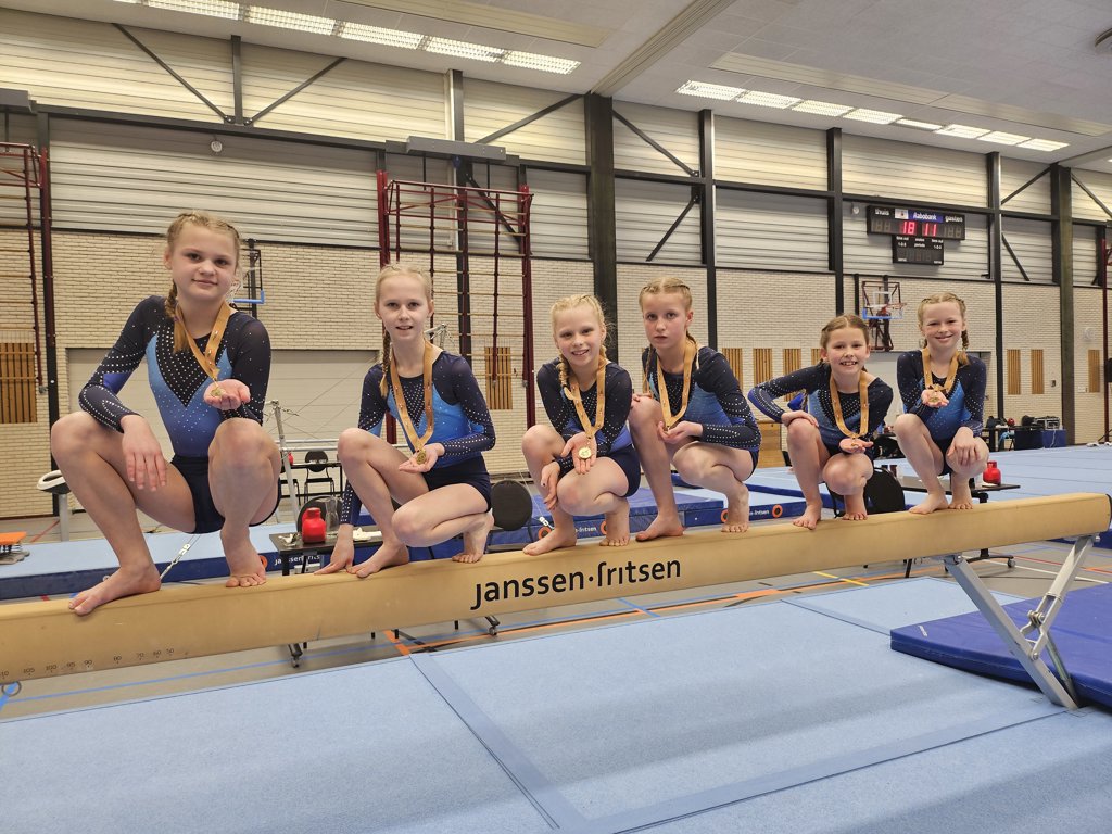 n V.l.n.r.: Evy van Urk, Vienne Ruijter, Dylara Gemser, Kristie Nentjes, Mathilde Morren en Sofie de Boer met de bronzen medaille.