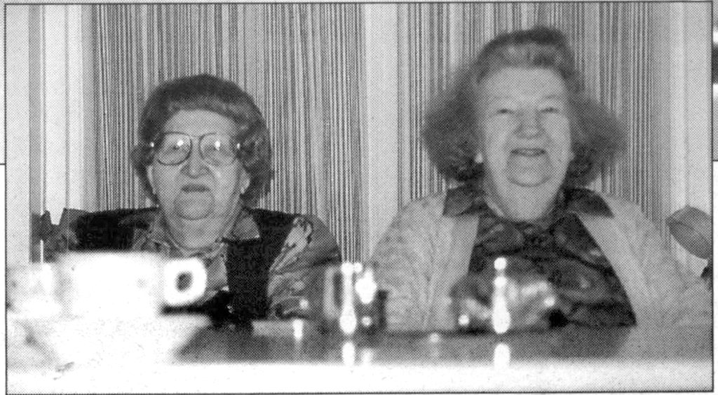 n De gezusters Ekkelenkamp, links Harmpje en rechts Mina, in 1993 in de Talma.