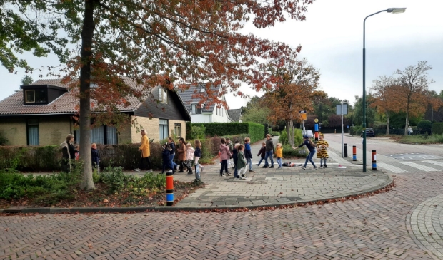 <p>leerlingen van de Regenboog tijdens de vossenjacht</p>