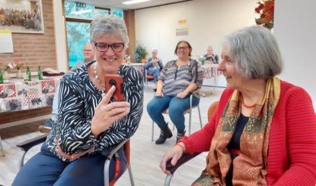 <p>Ineke Schols (l.) en Miecke Monden horen het goede nieuws. </p>