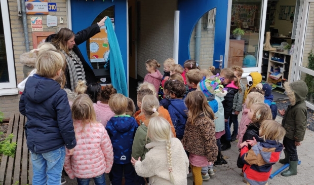 <p>De opening van het Kinderzwerfboekenkastje voor de kleuters</p>