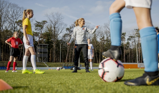 <p>Sarina Wiegman, bondscoach van de OranjeLeeuwinnen, en sinds 14 februari 2020 de ambassadeur van het meiden- en vrouwenvoetbal</p>