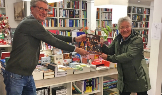 <p>Het aanbieden van het eerste nummer aan Martin van Kralingen door Irma Gondrie van de Historische Kring Breukelen. Eigen foto HKB.</p>