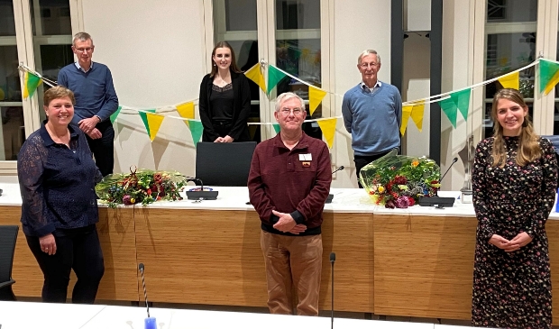 <p><strong>voorste rij: </strong>Hetty Veneklaas (juryvoorzitter en wethouder sociaal domein), Jan Verstraten (vrijwilliger Welzijn Stichtse Vecht en ’t Trefpunt), Sarah Faber (maatschappelijk makelaar Welzijn Stichtse Vecht) <strong> achterste rij: </strong>Wim Schoonderbeek (jurylid en voorzitter van ’t Gilde), Annelot Sandebrink (maatschappelijke stagiaires dagbesteding ‘In de Reizende Man’), Ad Kerste (Klusgroep korenmolen De Hoop)</p><p> </p>