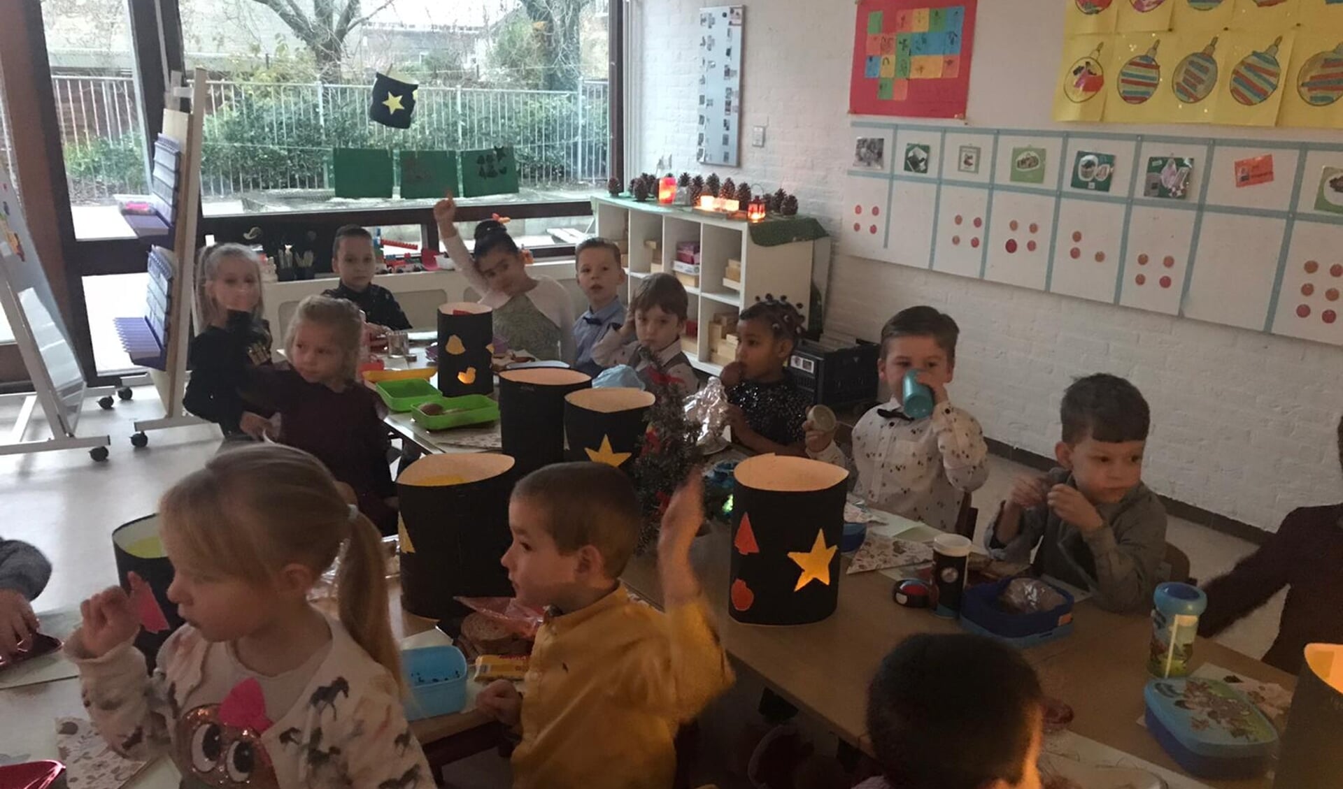 Kinderen van de Zilvermaan ontbijten in de klas 