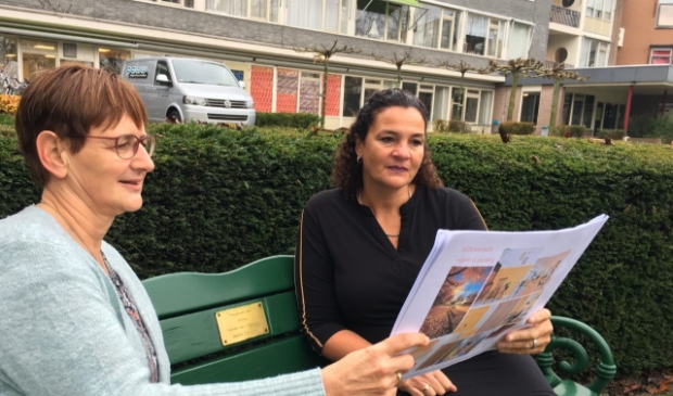 <p>Veronica Groen in ’t Wout en Angela Groothedde buigen zich over de interieurschetsen foto Jos Borghols</p>