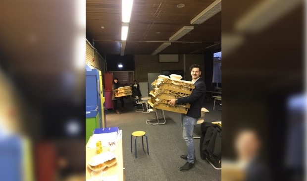 meester Jorian is klaar om te gaan bezorgen