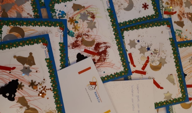 de zelfgemaakte kerstkaarten van de kinderen