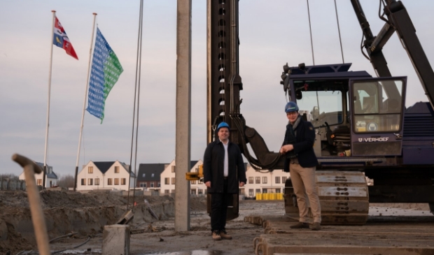 <p> Wethouder Kroon en de heer Stappers (directeur Bouwmaatschappij Verwelius </p>