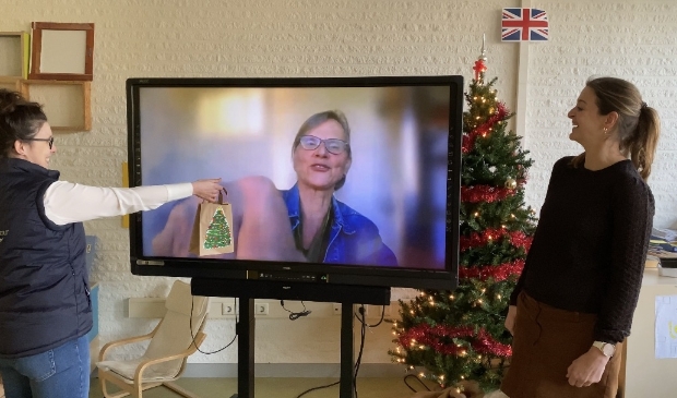 Jjuf Karin en een medewerker van InteraktContour overhandigt digitaal het eerste pakketje met een zelfgemaakte kerstkaart, een kerstlichtje en kersthanger aan het managementteam van InteraktContour.