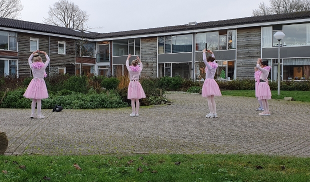 Jonge balletdanseressen treden buiten op