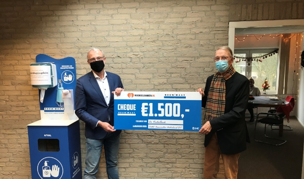 overhandiging cheque 1500 euro aan de Voedselbank. links Pieter van Leusden en rechts Jan Dijkstra