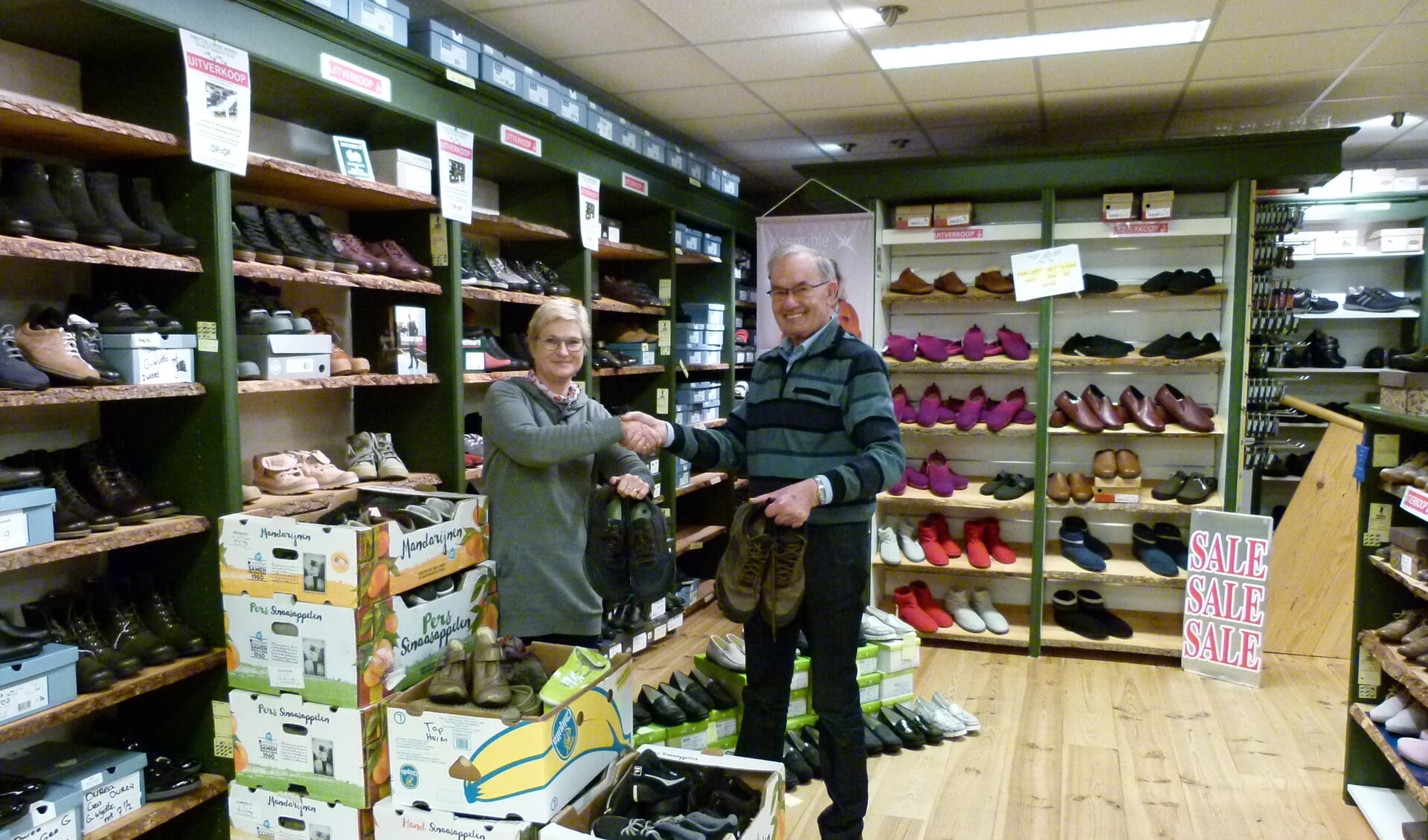Henk Griffioen ontvangt van de Prettig Lopen Winkel schoenen voor dak- en thuislozen in Utrecht