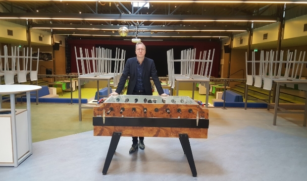 Rector Erik Visser in de verlaten aula.