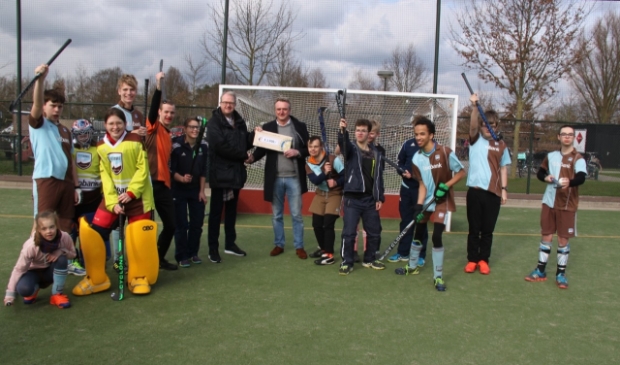 (op de foto: een aantal spelers van G-Hockey, Rotary inkomend voorzitter Eric Jan van Ditzhuijzen (rechts) en G-Hockey voorzitter Patrick de Bruijn (link