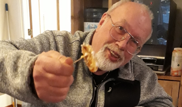 Jaap geniet van vers gebakken poffertjes