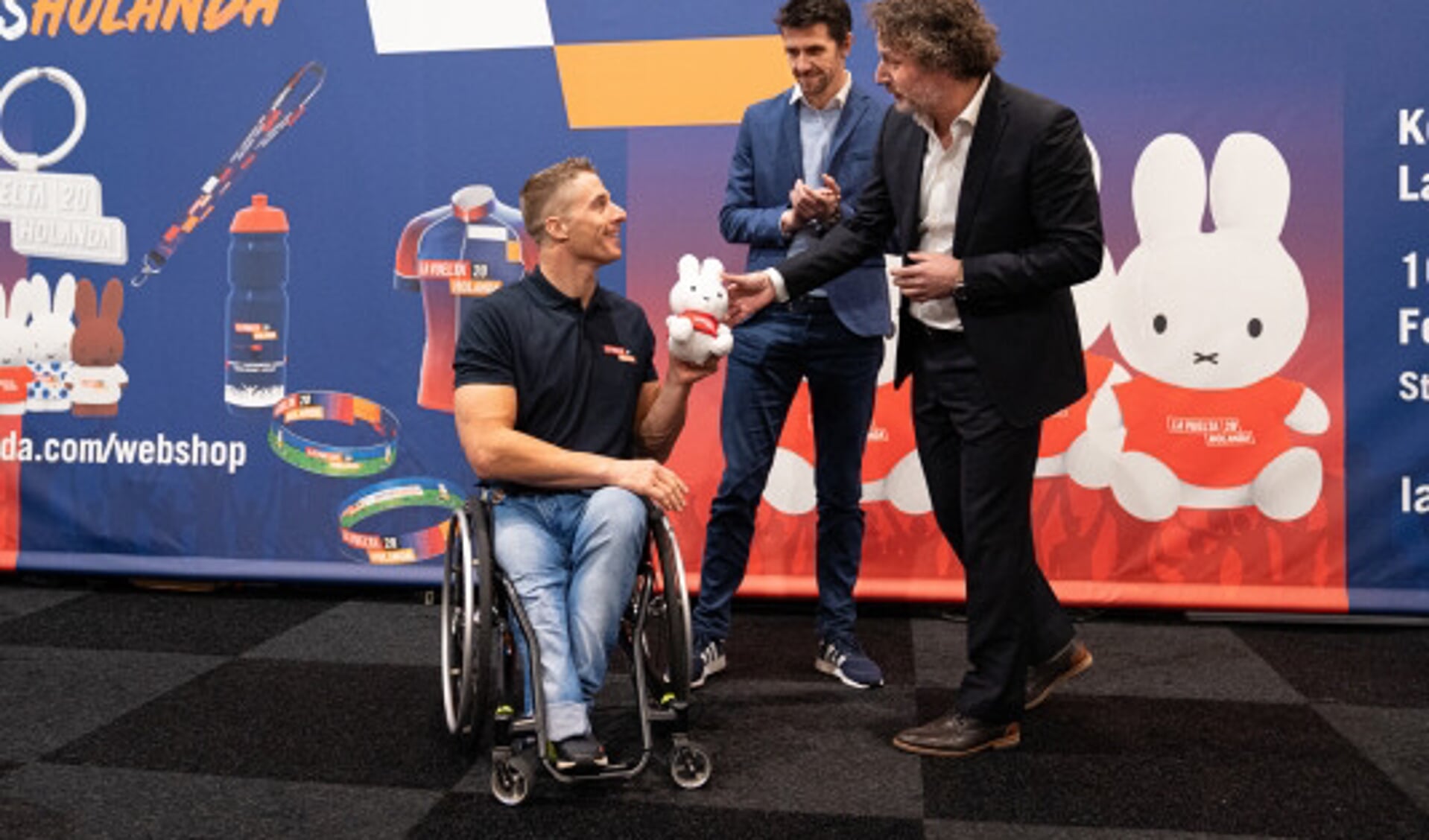 Paralympisch kampioen en ambassadeur van Fonds Gehandicaptensport, Jetze Plat, krijgt de eerste 'La Vuelta nijntje' uitgereikt tijdens de wielerbeurs Bike MOTION BENELUX in de Utrechtse Jaarbeurs. 