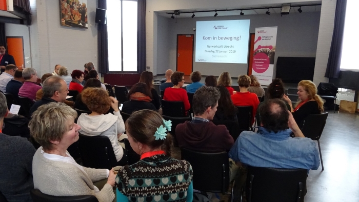 Maandelijks gaan 100 werkzoekende vijftigplussers met elkaar aan de slag, maken kennis met nieuwe technologieën en krijgen nieuwe energie bij Netwerkcafé Utrecht.